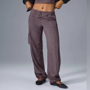 ALO Yoga Megastar Low-Rise Cargo Pants in Raisenette • Sz M